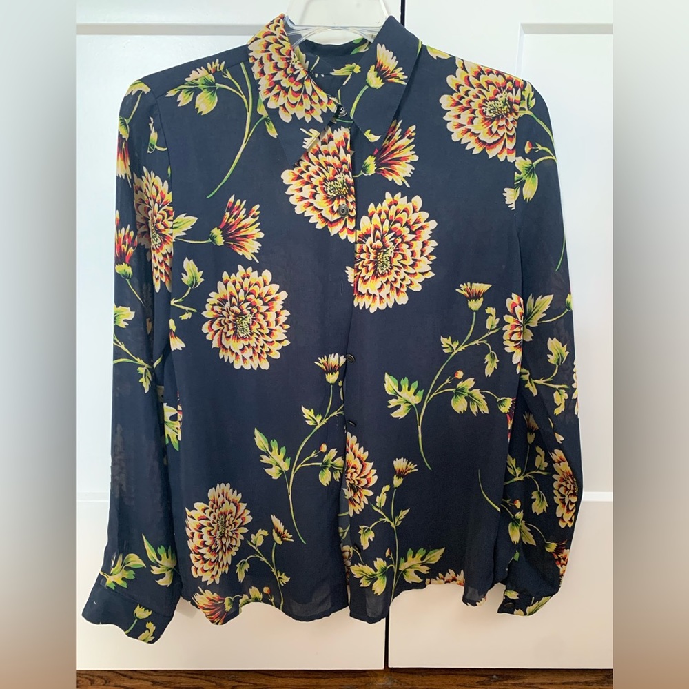 Like new Cabi brand dahlia button down blouse